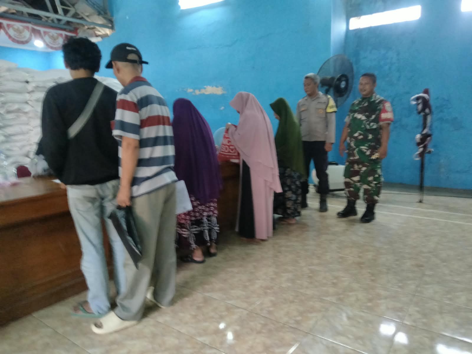 Bentuk Pelayanan Untuk Masyarakat, Polsek Plered Lakukan Monitoring Penyaluran Bansos