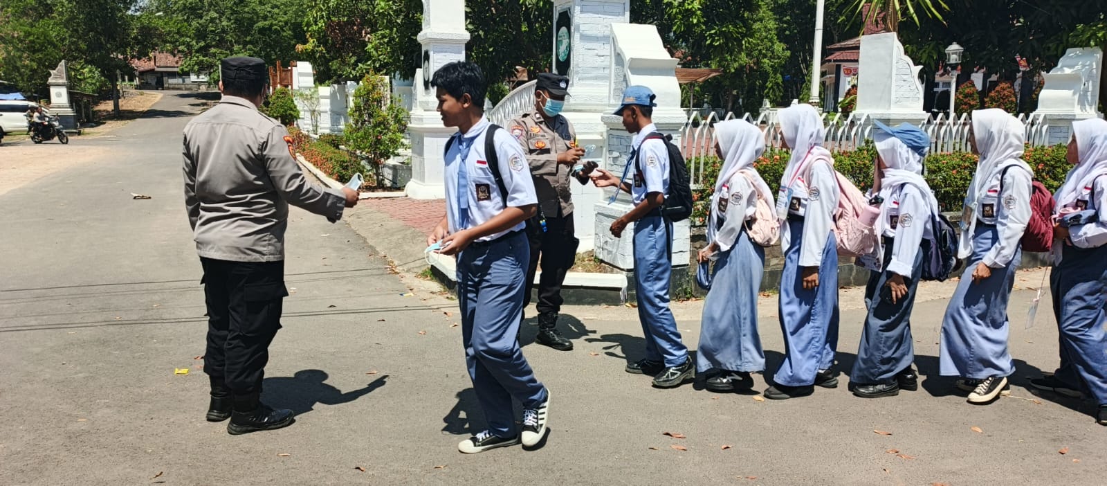 Di Tengah Paparan Abu Vulkanik, Polisi Cibatu Datangi Warga Bawa Masker
