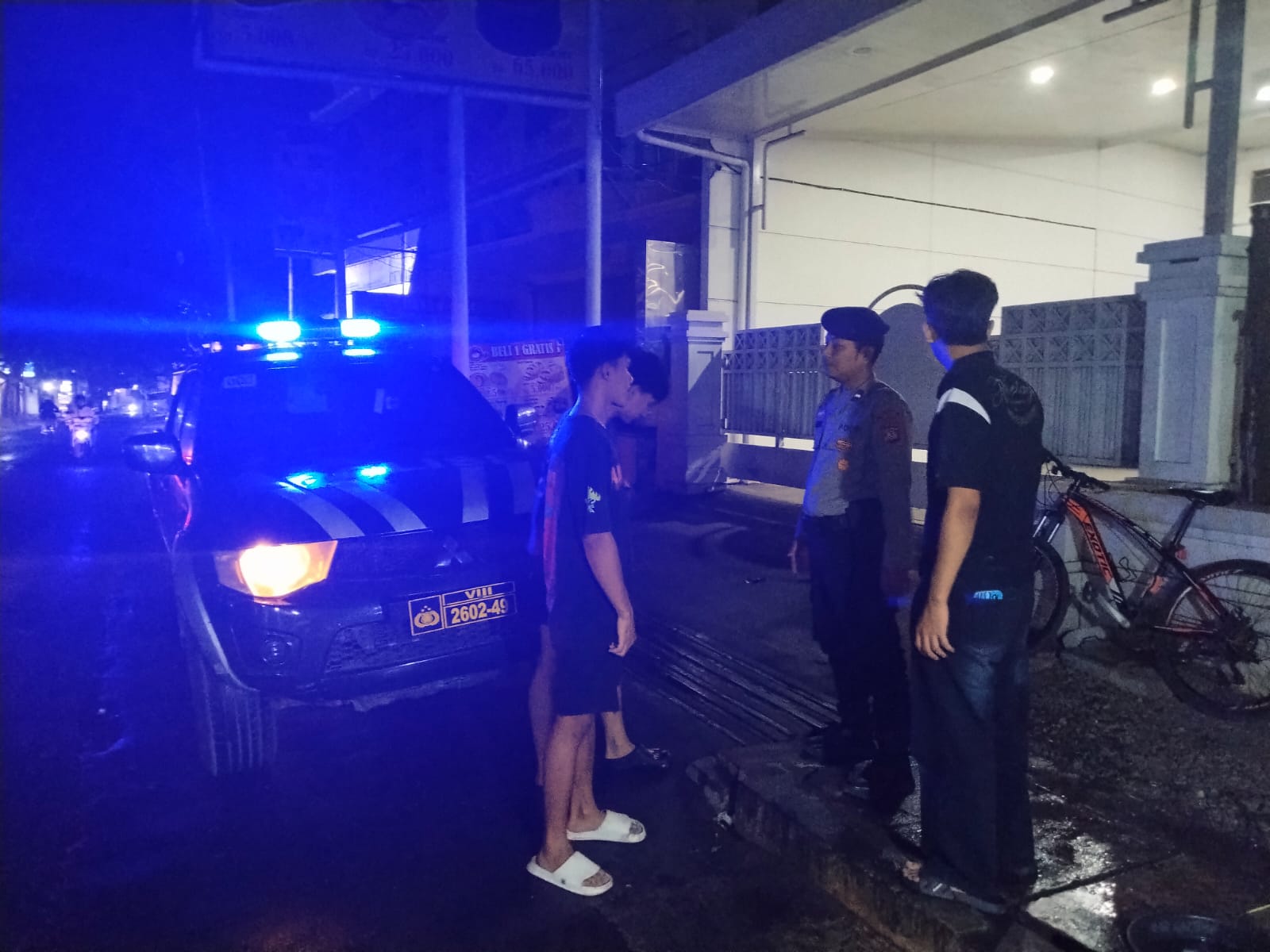 Saat Lakukan Patroli Malam, Polsek Plered Edukasi Masyarakat Soal Pencegahan Kebakaran Hutan