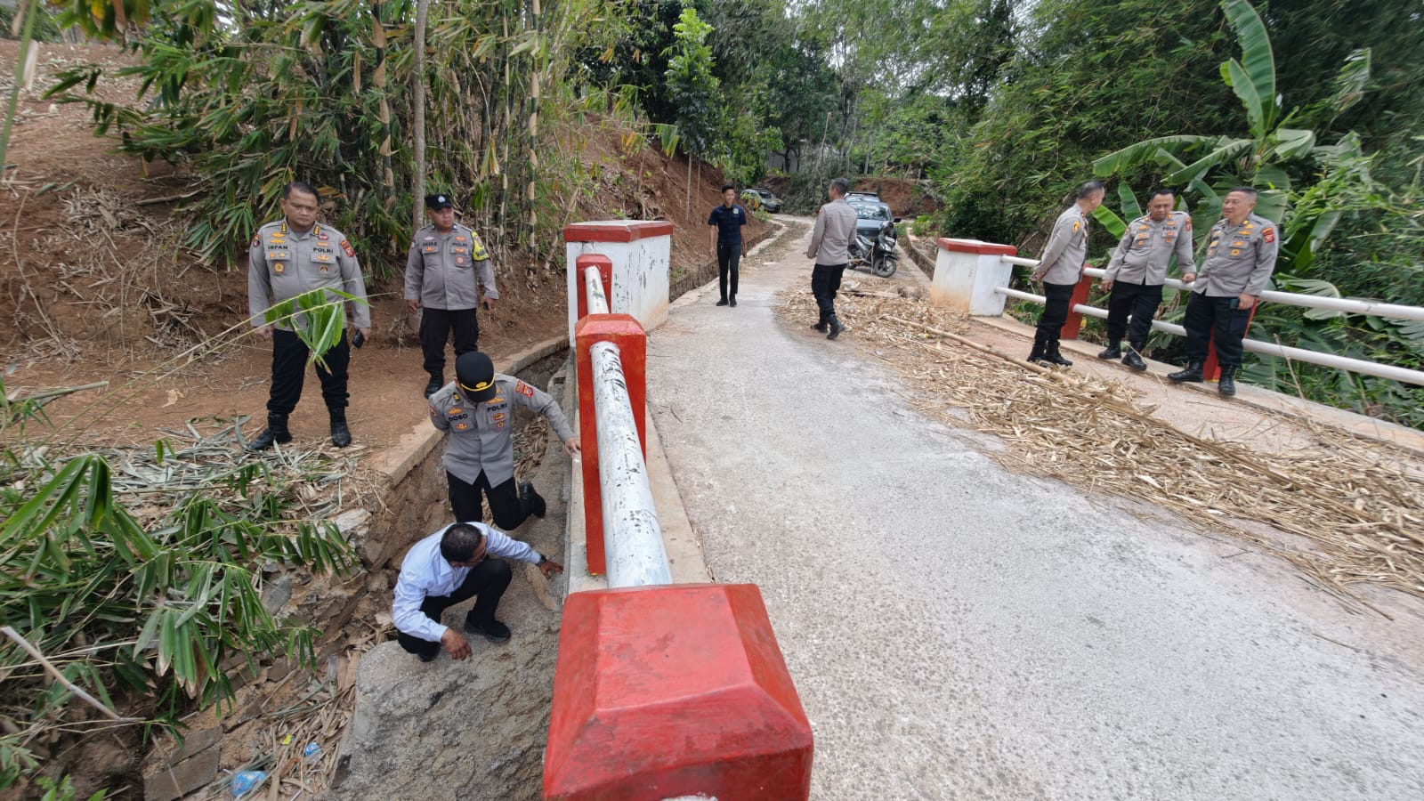 Pastikan Kelayakan Jembatan, Itwasda Polda Jabar Verifikasi Jembatan Merah Putih Presisi di Bungursari