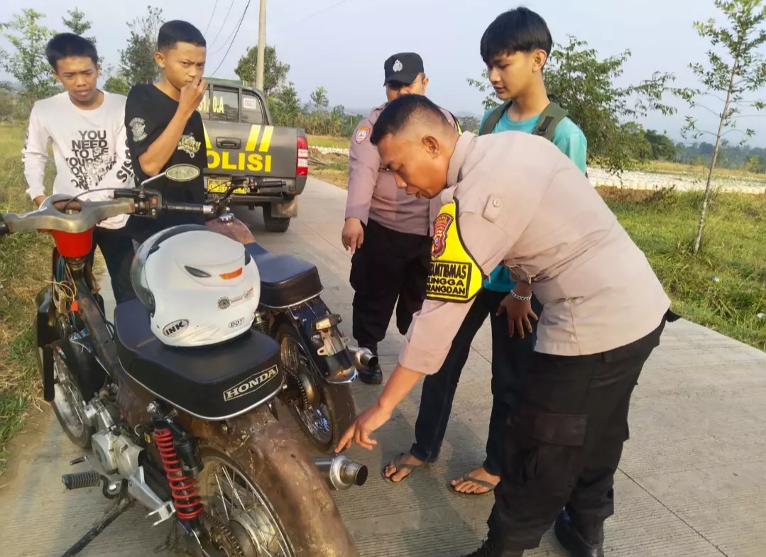 Personel Piket Siaga Polsek Darangdan Berikan Imbauan Tertib Berlalu Lintas kepada Pemuda di Desa Neglasari