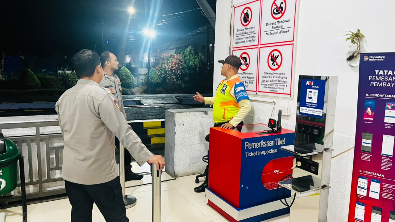 Patroli Malam Ke Stasiun KAI, Polsek Plered Pastikan Masyarakat Beraktivitas Dengan Aman
