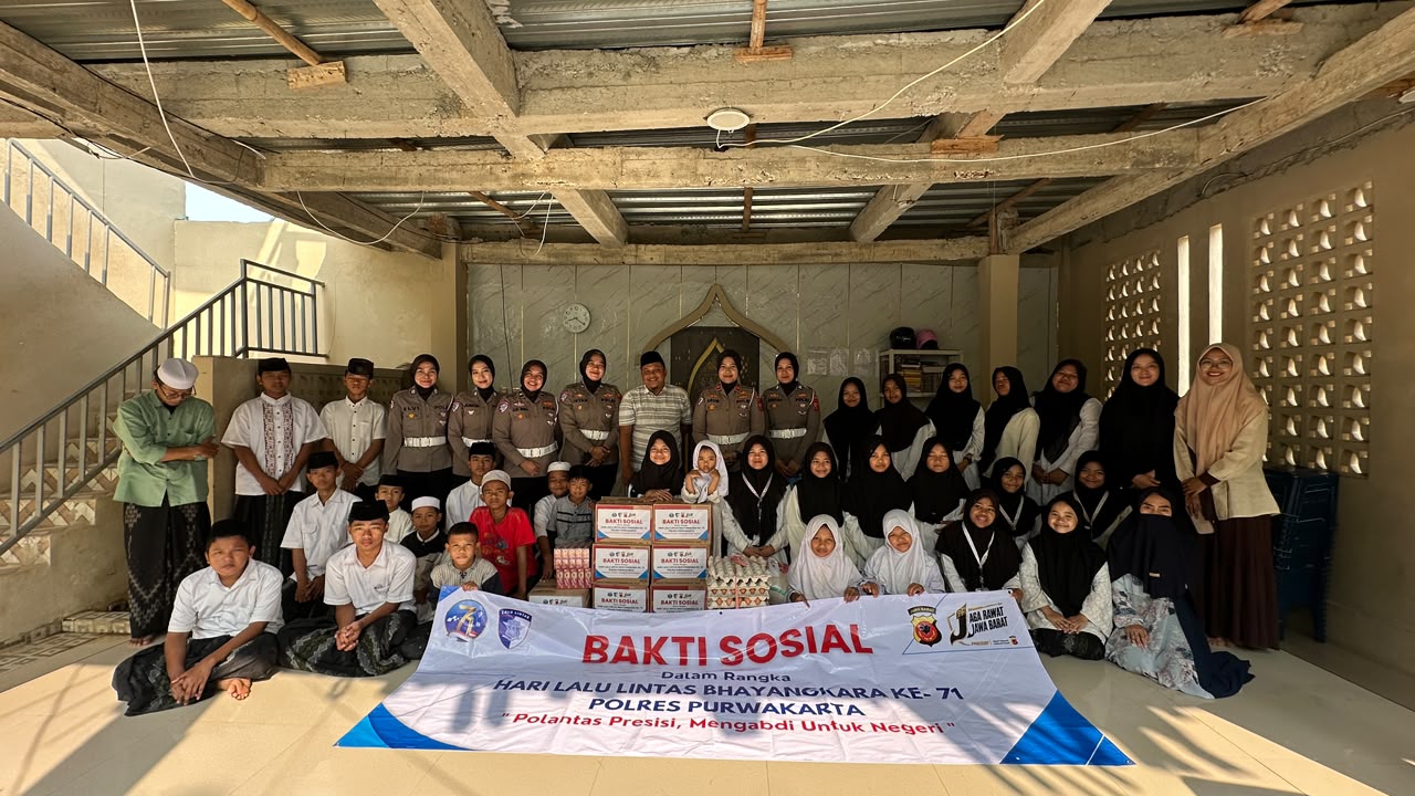 Sambut Hari Lalu Lintas Bhayangkara ke-71, Polwan Satlantas Polres Purwakarta Salurkan Bansos