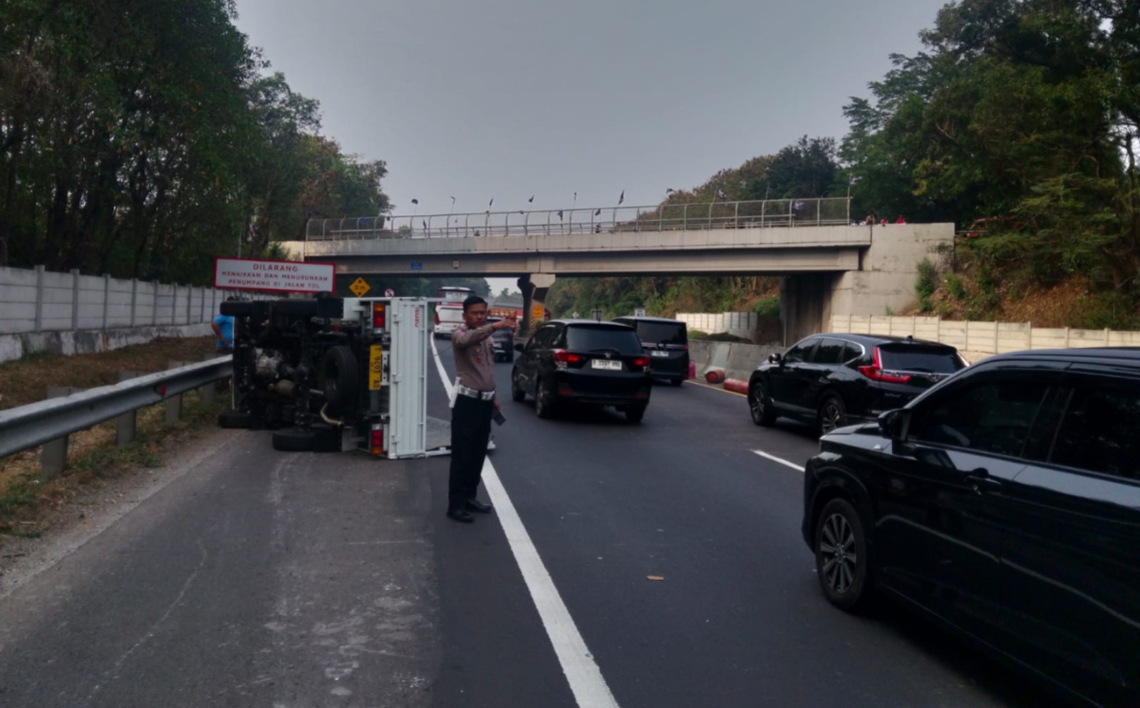 Respons Cepat Polsek Jatiluhur Tangani Laka Tunggal di KM 82.200 Arah Jakarta