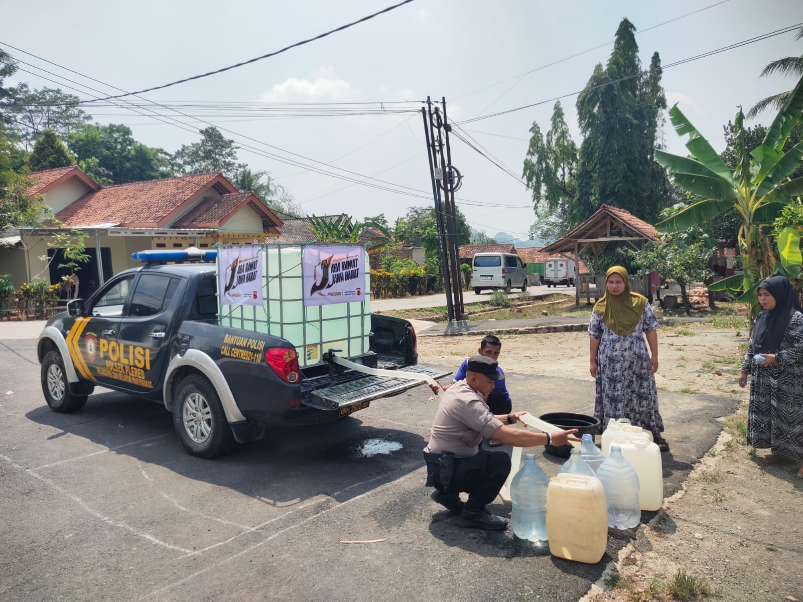 Kemarau Panjang, Polsek Plered Kirimkan Bantuan Air Bersih Untuk Masyarakat