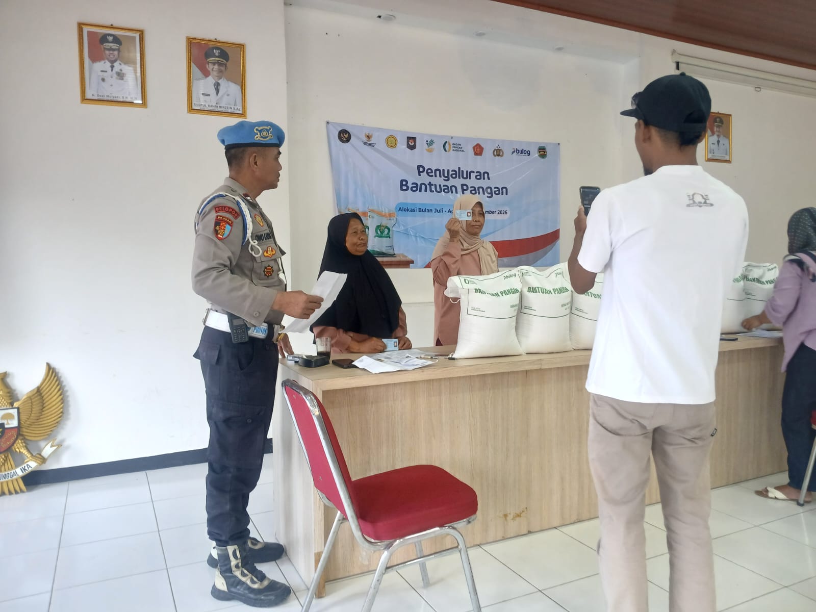 Pastikan Penyaluran Berjalan Aman dan Tepat Sasaran, Bhabinkamtibmas Desa Babakan Kawal Pembagian Bantuan Pangan