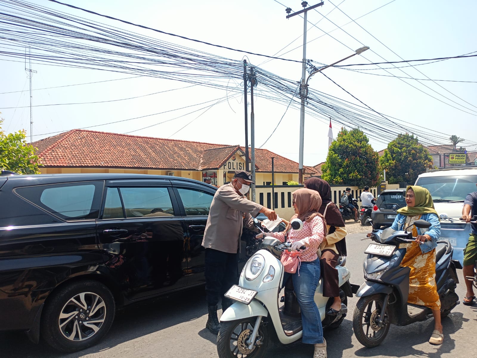 Antisipasi Dampak Abu Vulkanik Gunung Anak Krakatau, Polsek Plered Turun ke Jalan Bagikan Masker untuk Warga