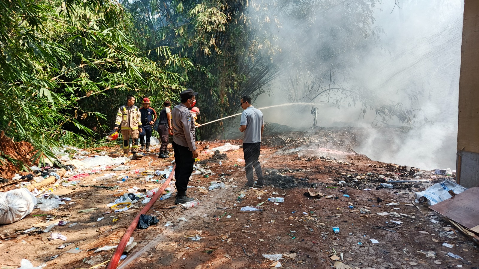 Polisi Bersama Warga dan Damkar Padamkan Kebakaran Kebun Bambu di Jatiluhur