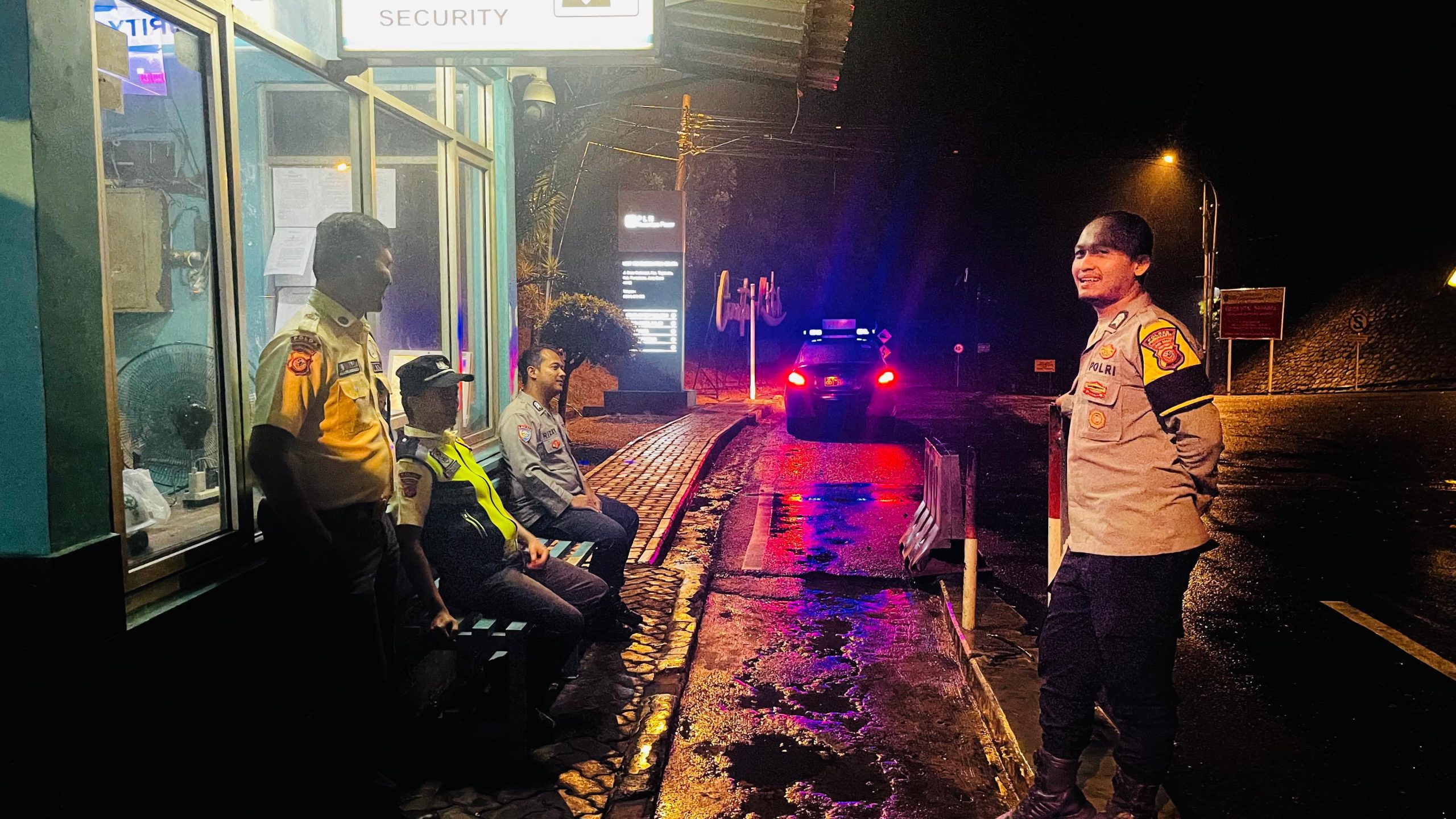Saat Patroli KRYD, Polsek Plered Ajak Satpam Untuk Jaga Keamanan Wilayah Bersama