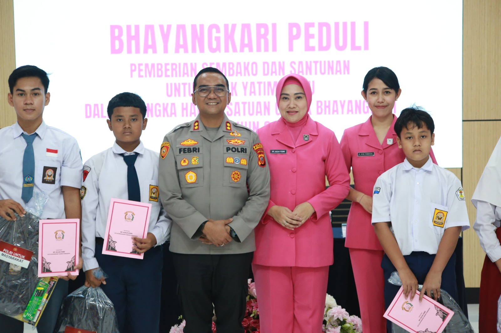 Rajut Kasih untuk Keluarga Purnawirawan, Polres Purwakarta Berikan Tali Asih dan Perlengkapan Sekolah