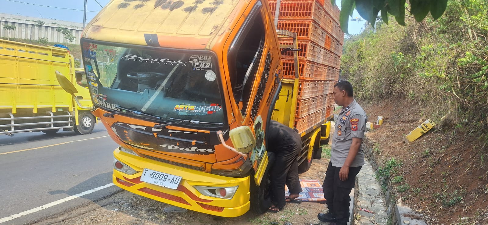 Respons Cepat Polsek Darangdan Amankan Truk Bocor Oli, Cegah Kecelakaan Susulan