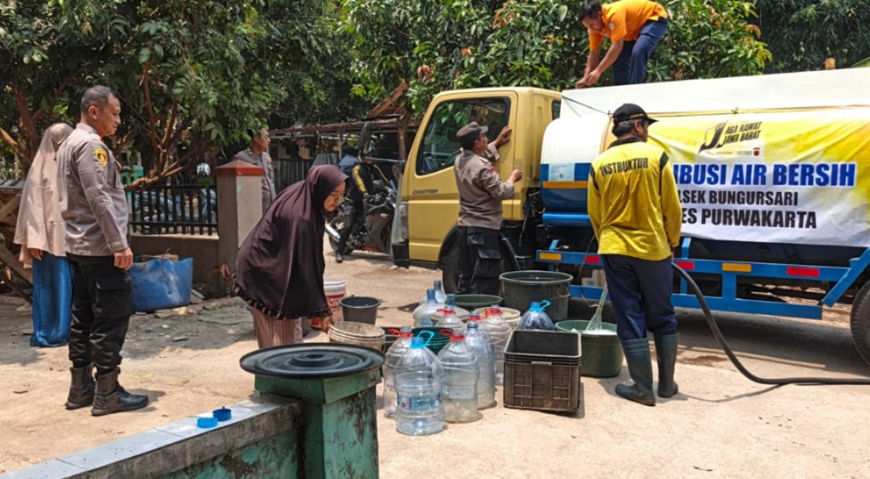 Polsek Bungursari Salurkan 5.000 Liter Air Bersih untuk Warga Cibening
