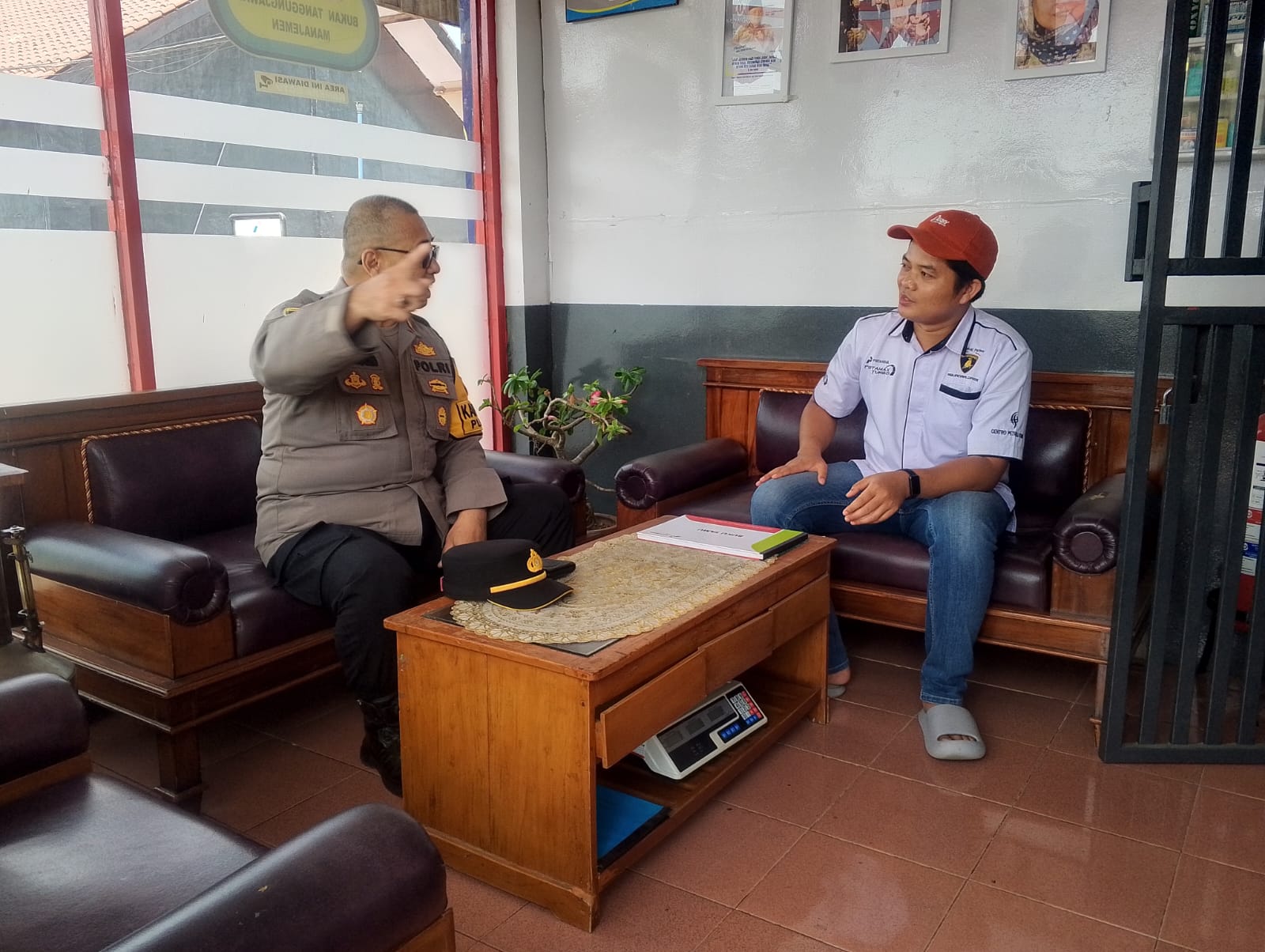 Pimpin Patroli, Kapolsek Plered Sambangi Warga Masyarakat