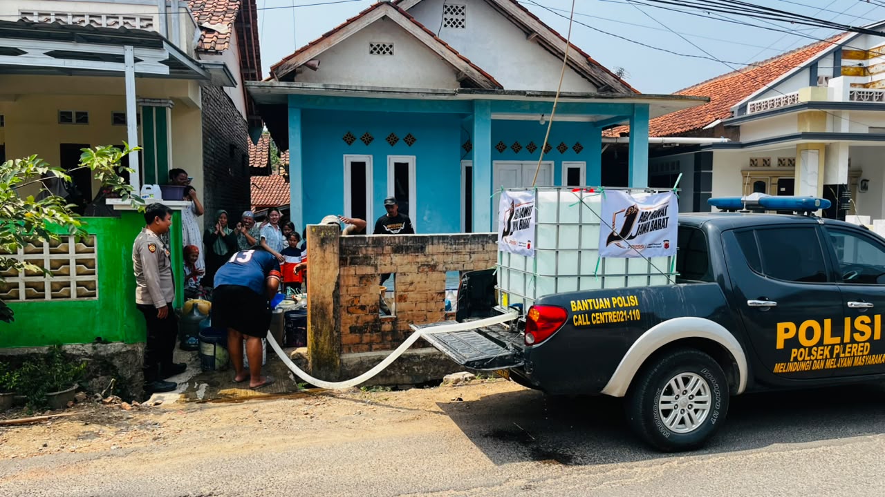 Di Tengah Kemarau, Polsek Plered Salurkan Air Bersih untuk Warga Desa Citalang