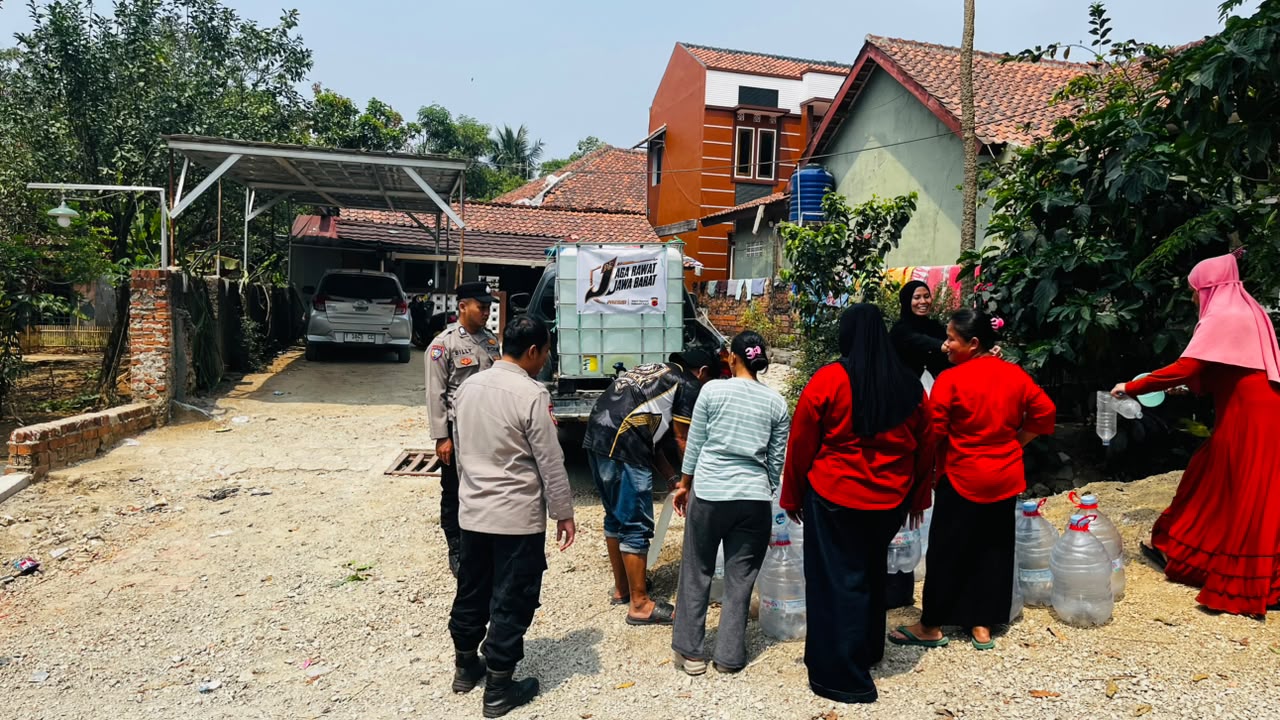Komitmen Membantu Masyarakat, Polsek Plered Salurkan Bantuan Air Bersih Untuk Masyarakat