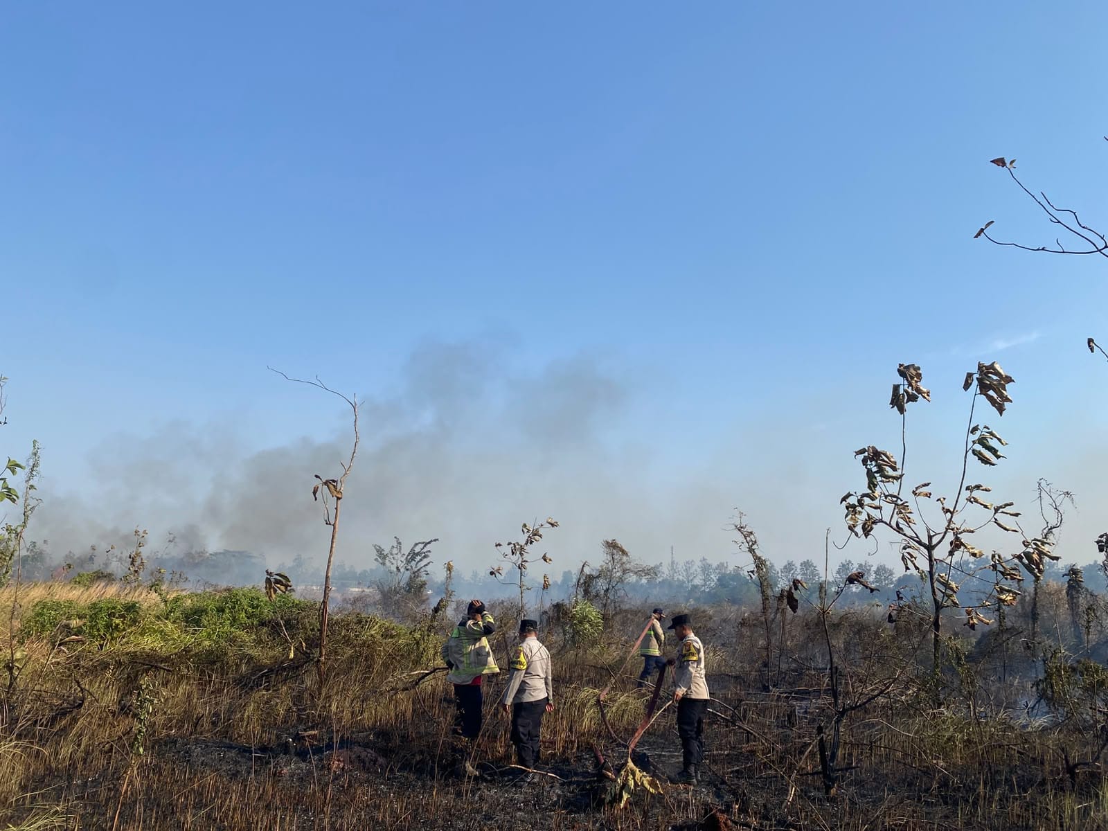 Lahan Ilalang 2 Hektare di Cikopo Terbakar, Petugas Gabungan dan Polsek Bungursari Berjibaku Padamkan Api
