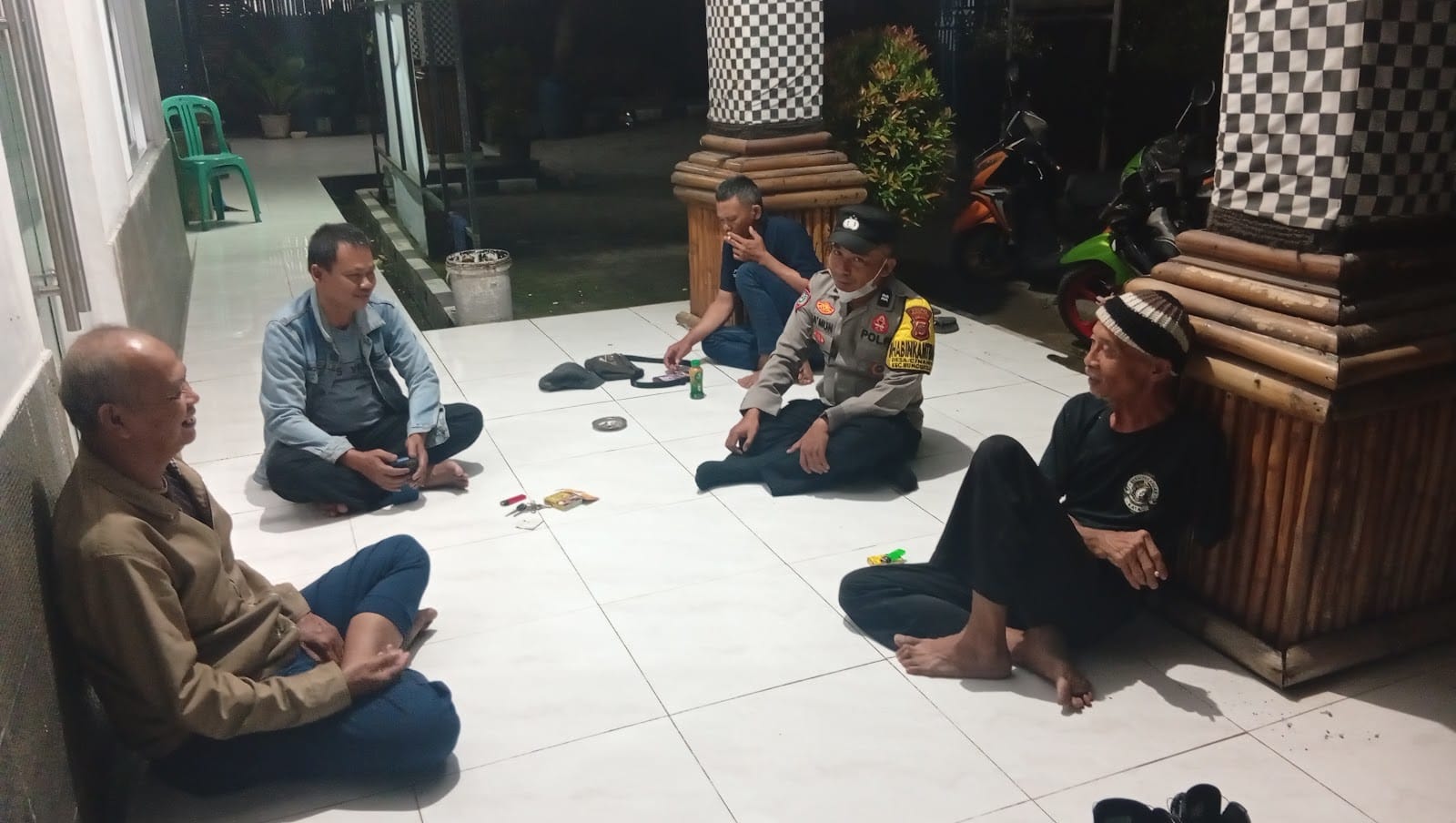 Ronda Malam Diperkuat, Bhabinkamtibmas Cinangka Pastikan Keamanan Lingkungan Tetap Terjaga
