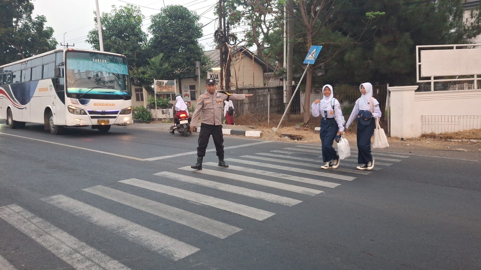 Polsek Bungursari Hadir Bantu Penyeberangan Siswa, Wujudkan Kamseltibcar Lantas