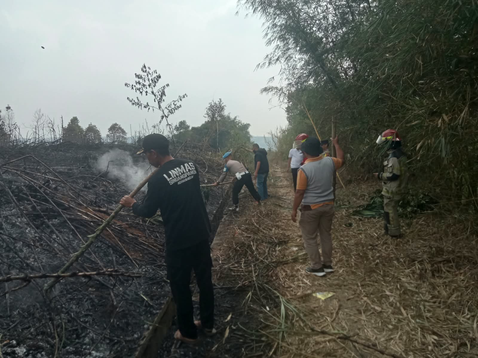 Cegah Api Meluas, Polsek Bojong Gerak Cepat Tangani Kebakaran Lahan di Sindangpanon