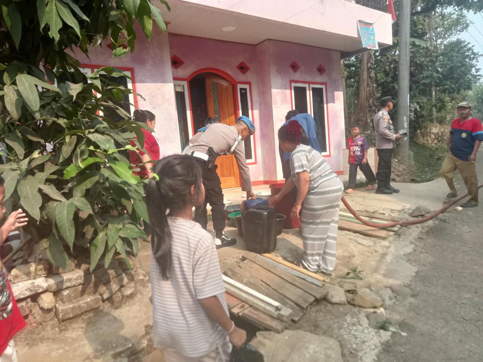 Polsek Bojong Salurkan Bantuan Air Bersih untuk Warga Terdampak Kekeringan