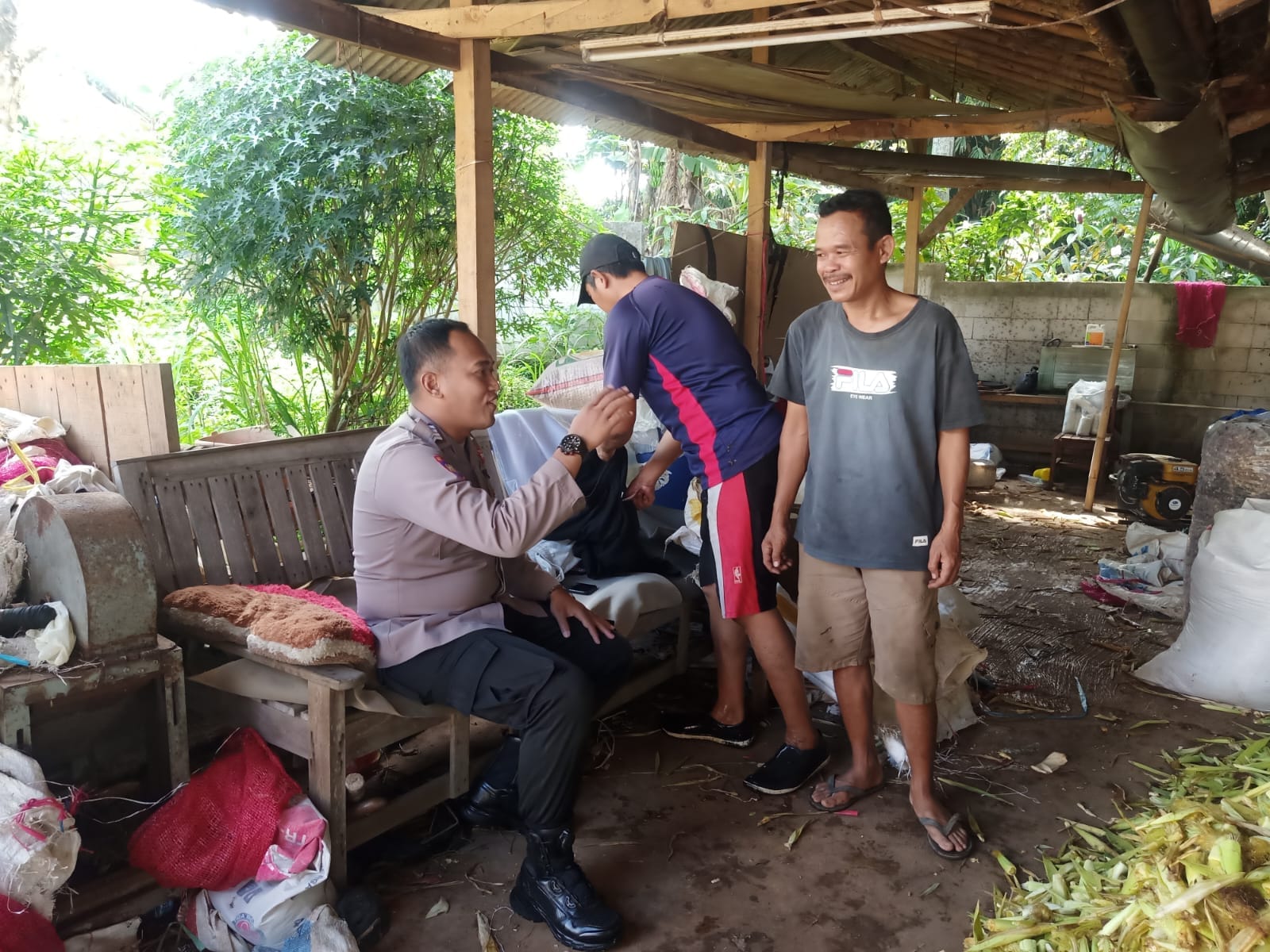 Bhabinkamtibmas Sambangi Warga Karangmukti, Ajak Bersama Jaga Keamanan Lingkungan
