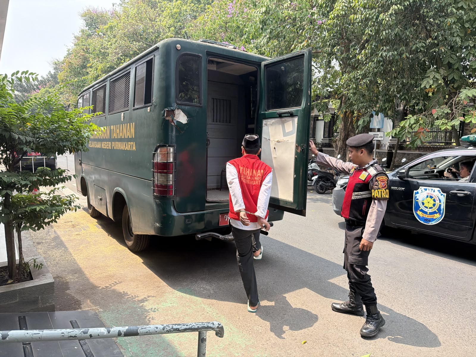 Kawal Proses Persidangan, Sat Samapta Polres Purwakarta Amankan Pergerakan Tahanan ke Pengadilan