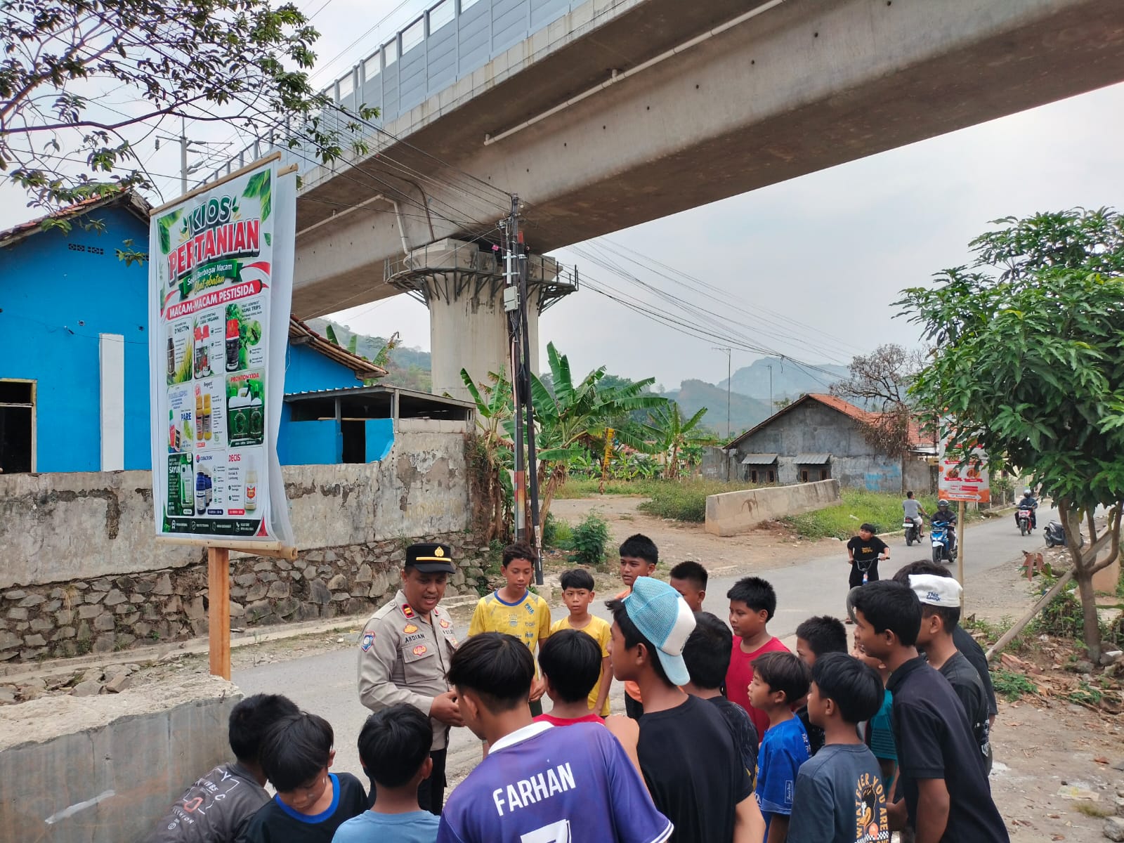 Humanis, Polsek Sukatani Ajak Anak-Anak Pilih Tempat Aman untuk Bermain Layang-Layang