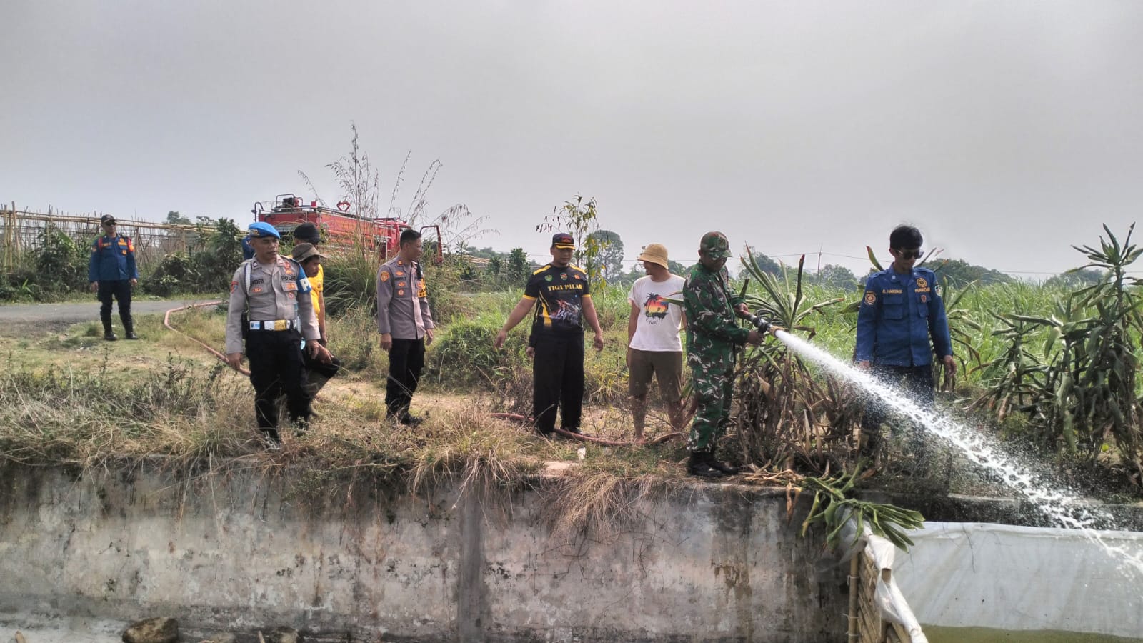 Peduli Petani Terdampak Kekeringan, Polsek Bojong Bersama Forkopimcam Lakukan Penyiraman Lahan Pertanian