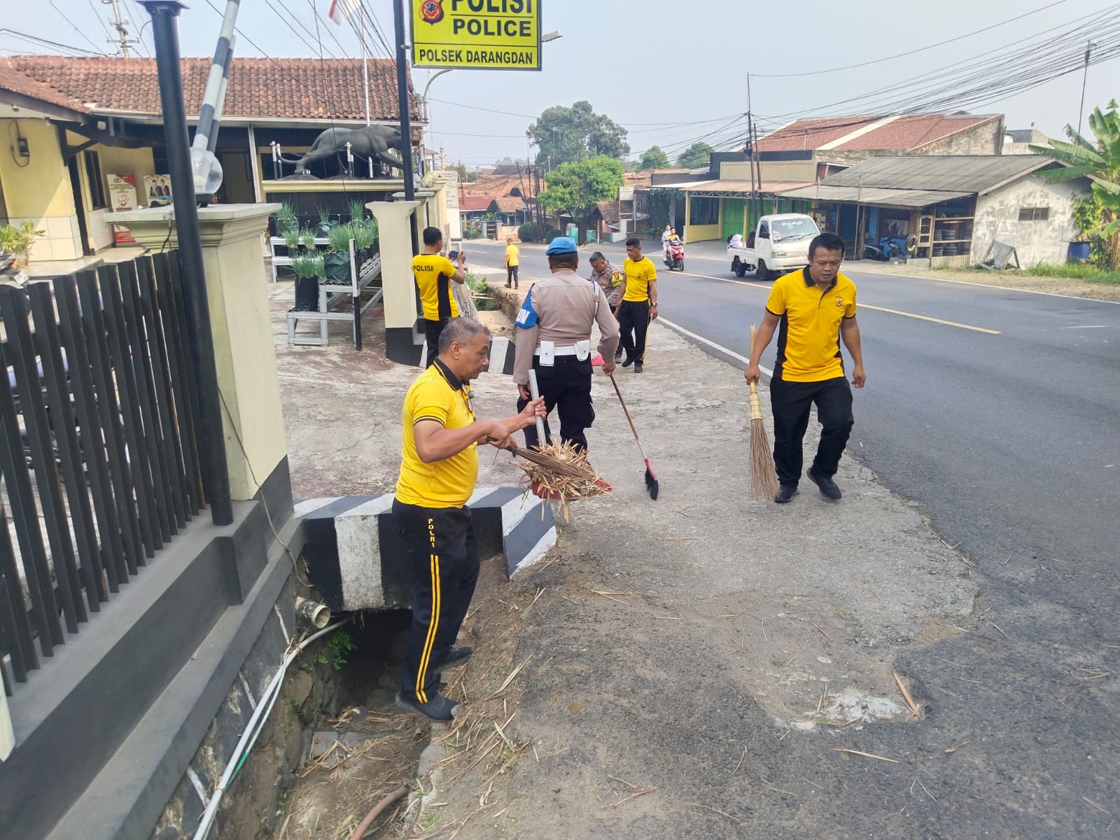 Kapolsek Darangdan Turun Langsung, Ajak Personel Jaga Kebersihan Mako