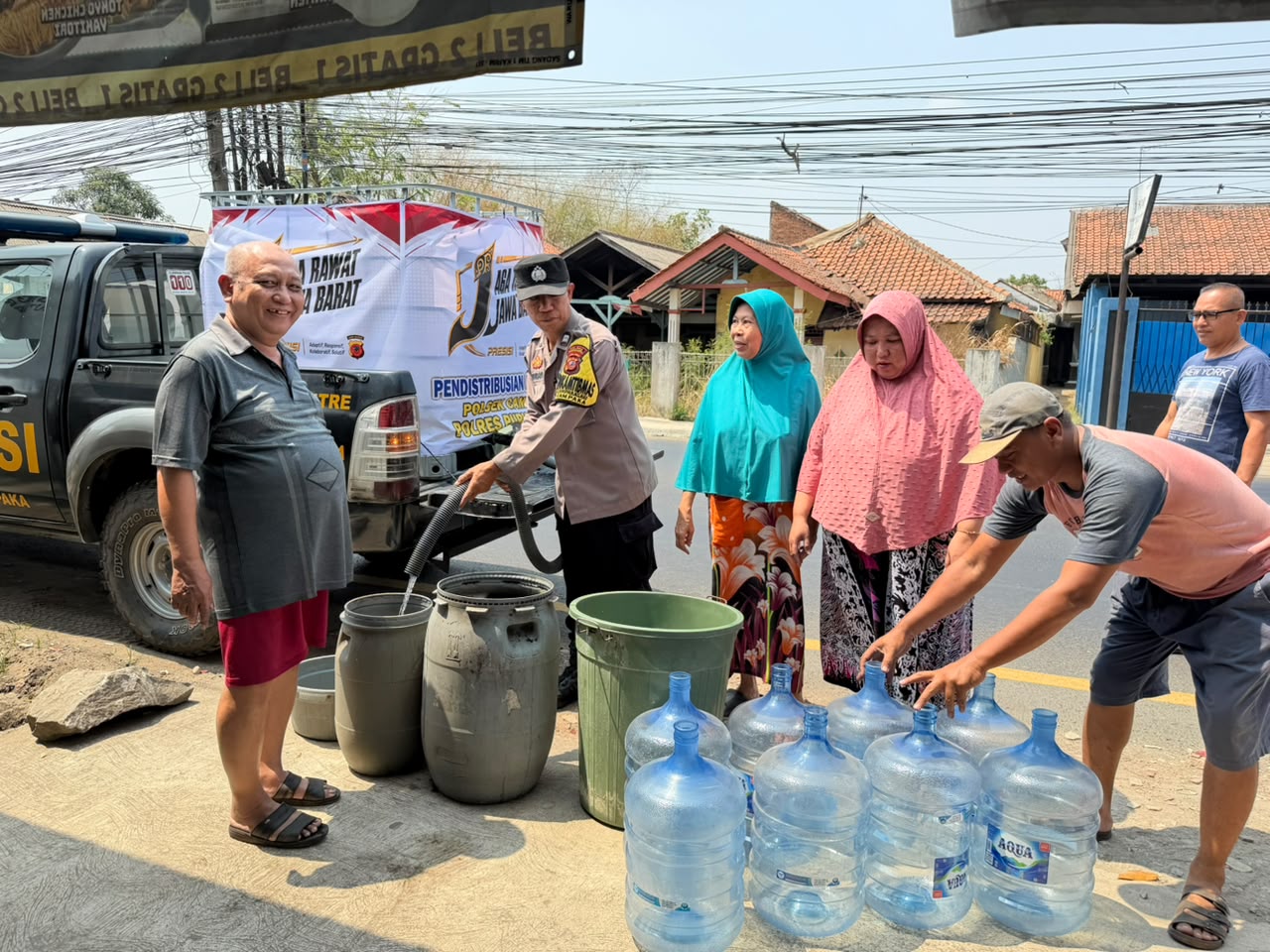Kendaraan Patroli Berkeliling, Polsek Campaka Bagikan Air Bersih untuk Warga
