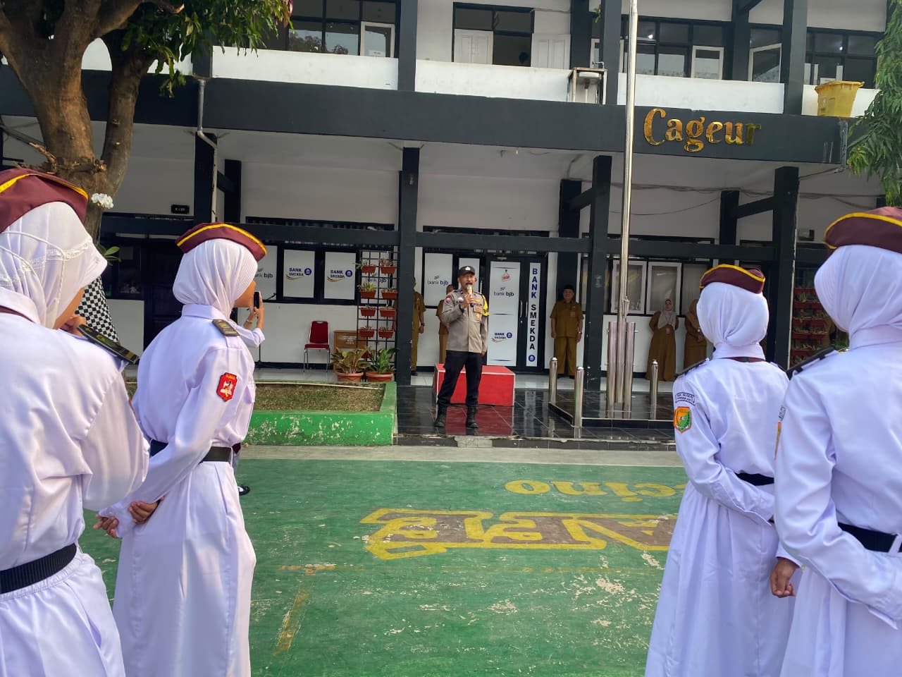 Bhabinkamtibmas Jadi Pembina Upacara, Polsek Purwakarta Kota Edukasi Pelajar tentang Kamtibmas