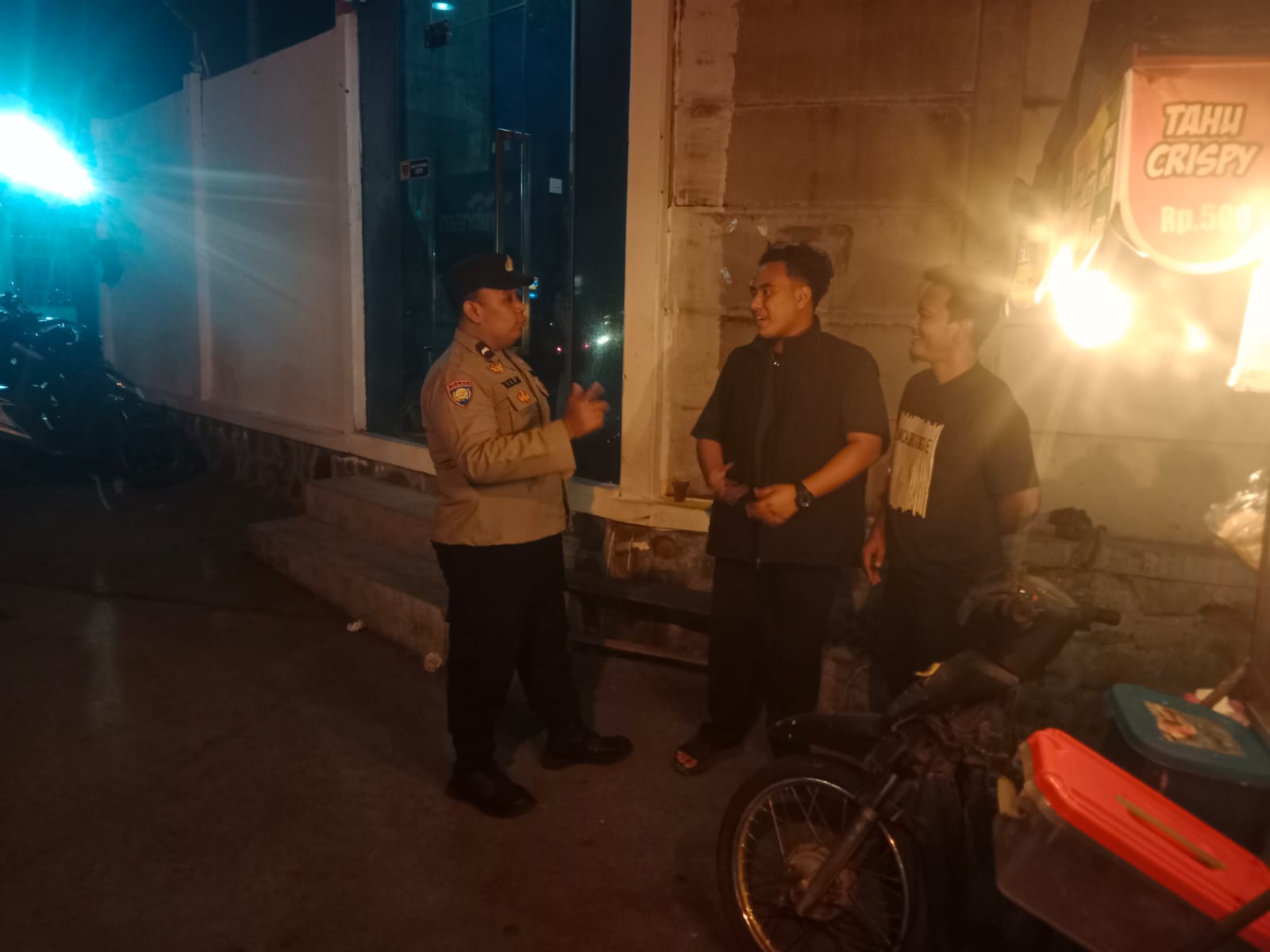 Malam Hari Tak Hanya Patroli, Polisi Polsek Cibatu Sempatkan Berbincang dengan Warga