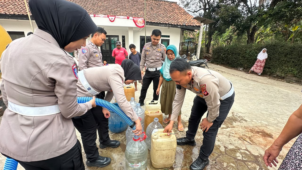 Hari Lalu Lintas Bhayangkara ke-71, Satlantas Polres Purwakarta Salurkan Toren Air untuk Warga Terdampak Kekeringan