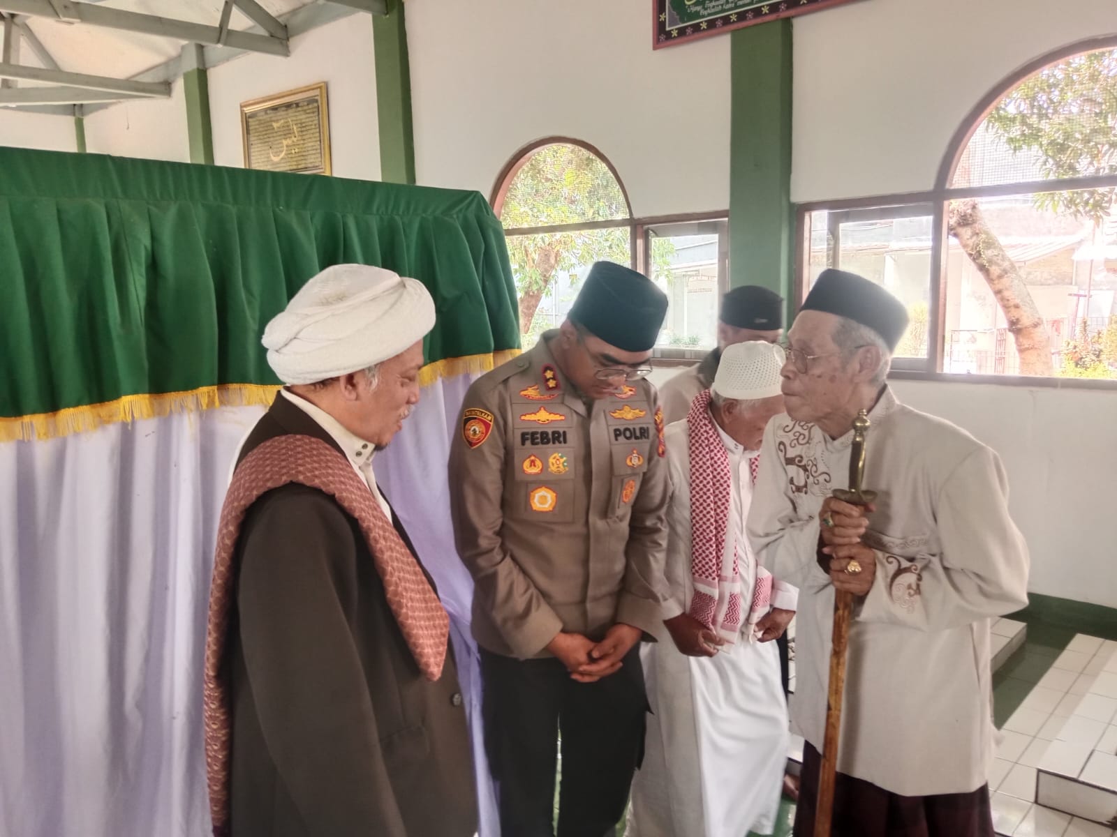 Jumat Keliling di Masjid Agung Baing Yusuf, Kapolres Purwakarta Ajak Jamaah Bersama Jaga Kamtibmas