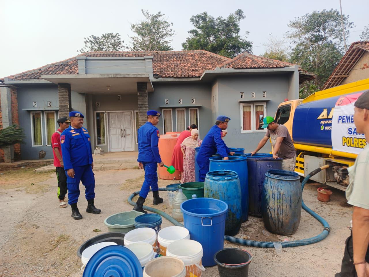 Polres Purwakarta Salurkan 8.400 Liter Air Bersih untuk Warga Desa Kutamanah