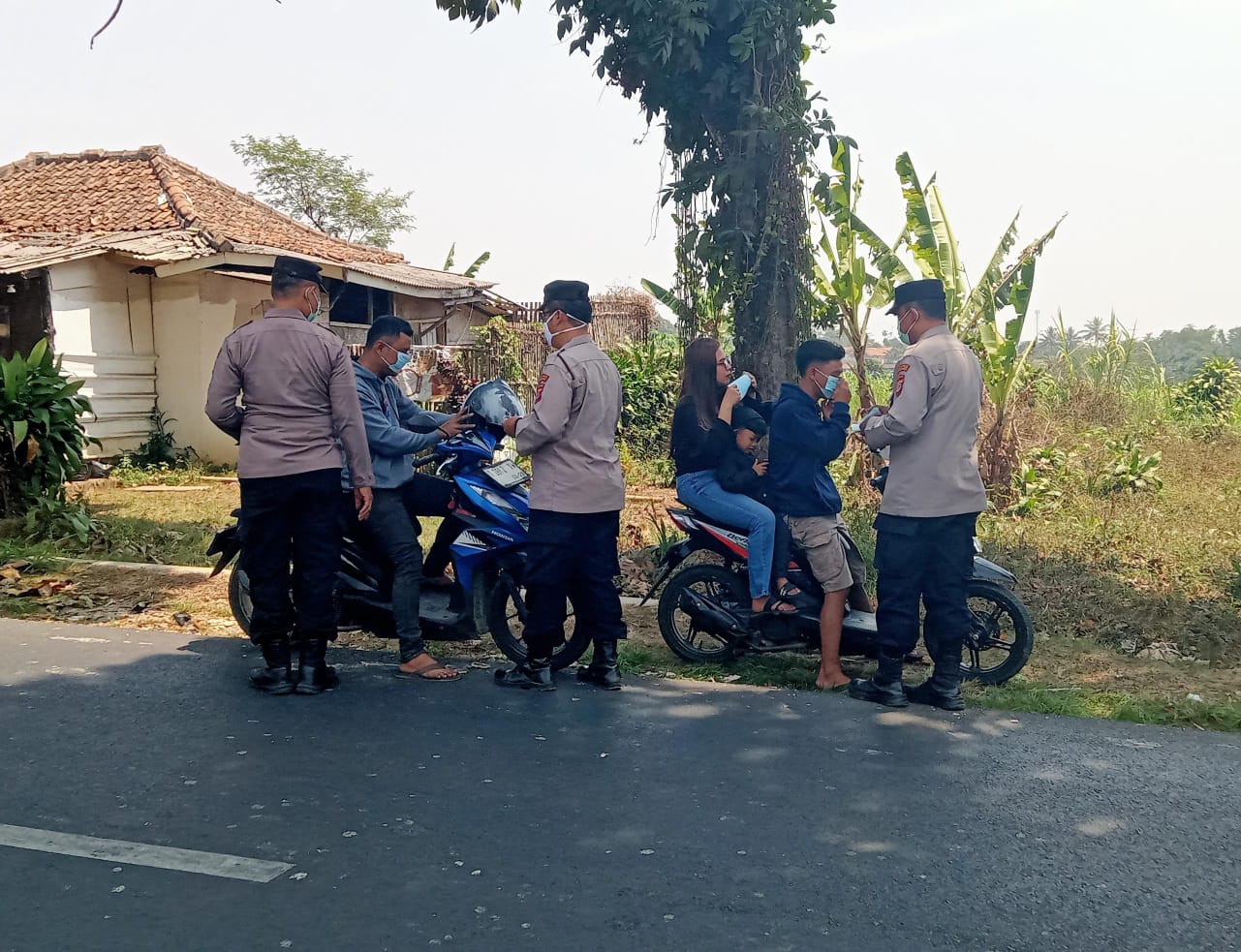 Polsek Bojong Bagikan Masker kepada Warga, Antisipasi Dampak Kebakaran Lahan dan Abu Vulkanik