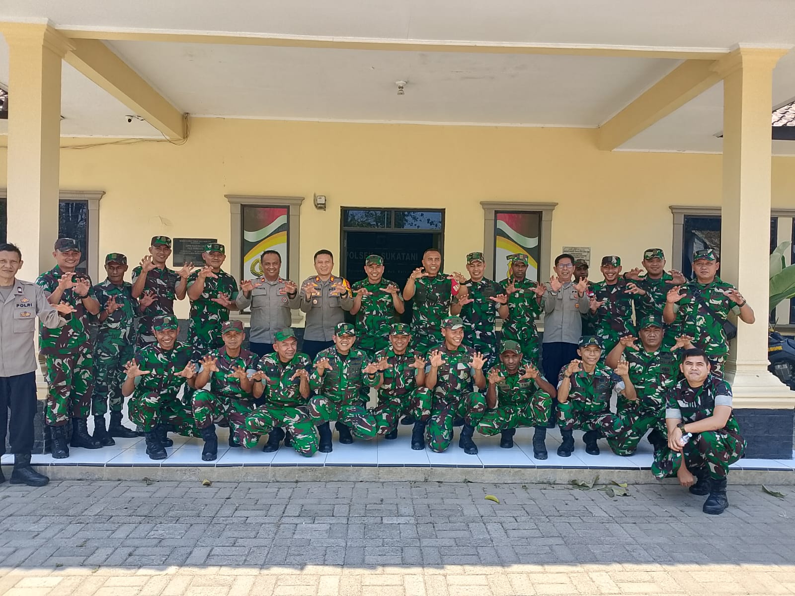 Perkuat Sinergitas TNI-Polri, Polsek Sukatani Terima Kunjungan Praktik Lapangan Siswa Pusdikter