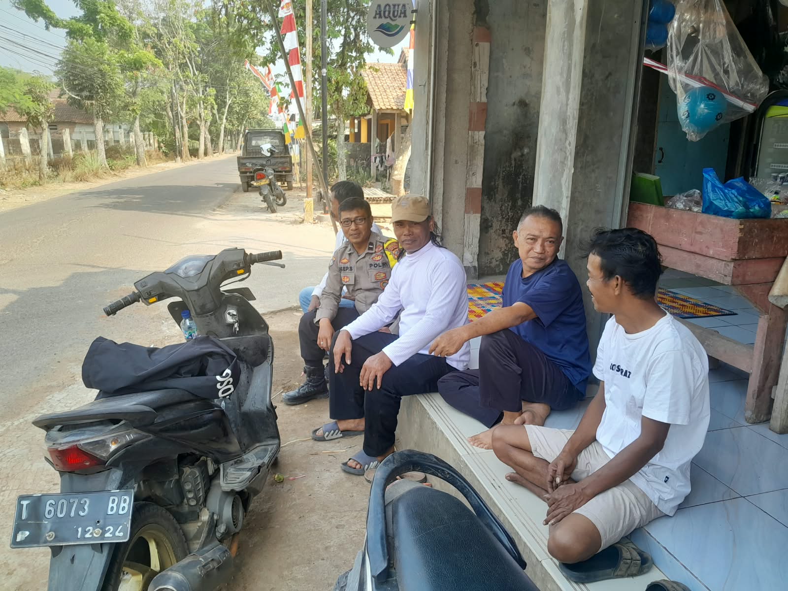 Konsisten Bhabinkamtibmas Polsek Plered Ajak Warga Manfaatkan Lahan Kosong Untuk Bertani