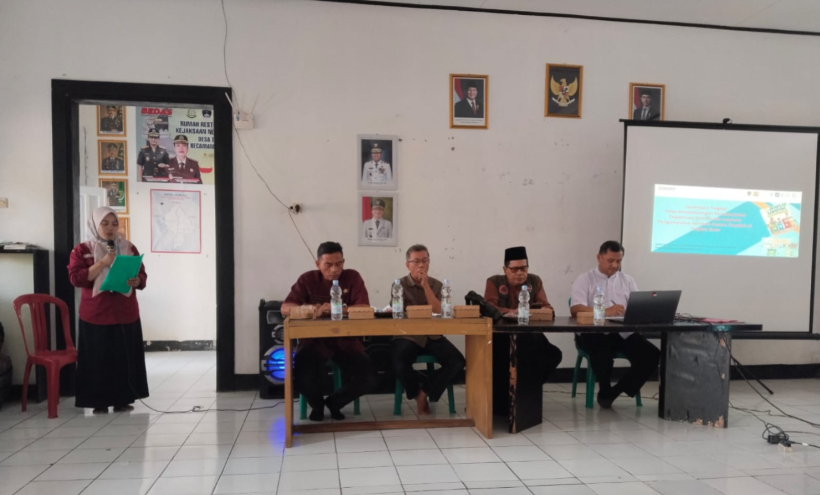 Cegah Sampah Jadi Bencana, Bhabinkamtibmas Tegalwaru Edukasi Pemilahan dan Bahaya Karhutla
