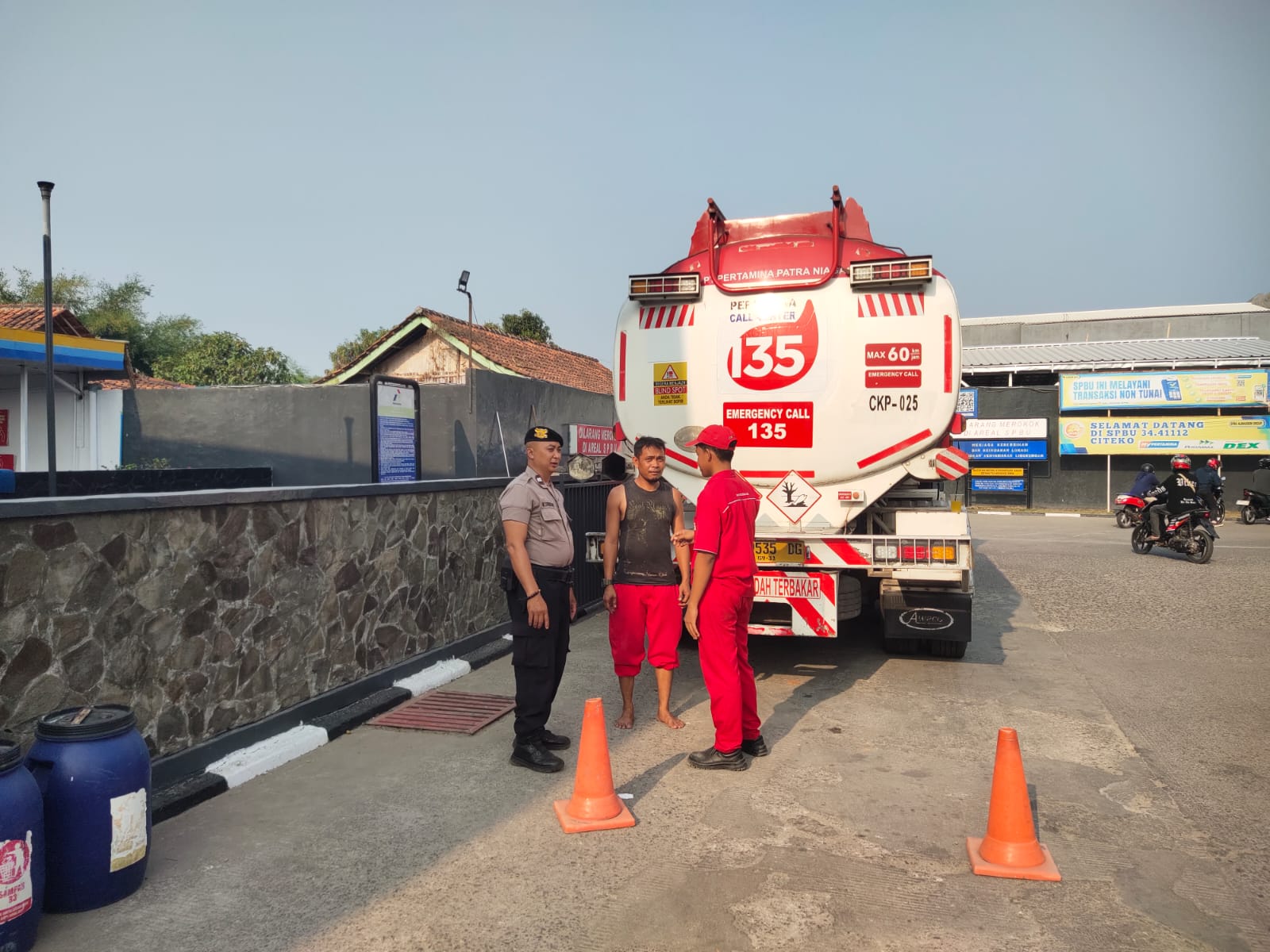 Cegah Kelangkaan BBM, Polsek Plered Lakukan Patroli Ke SPBU