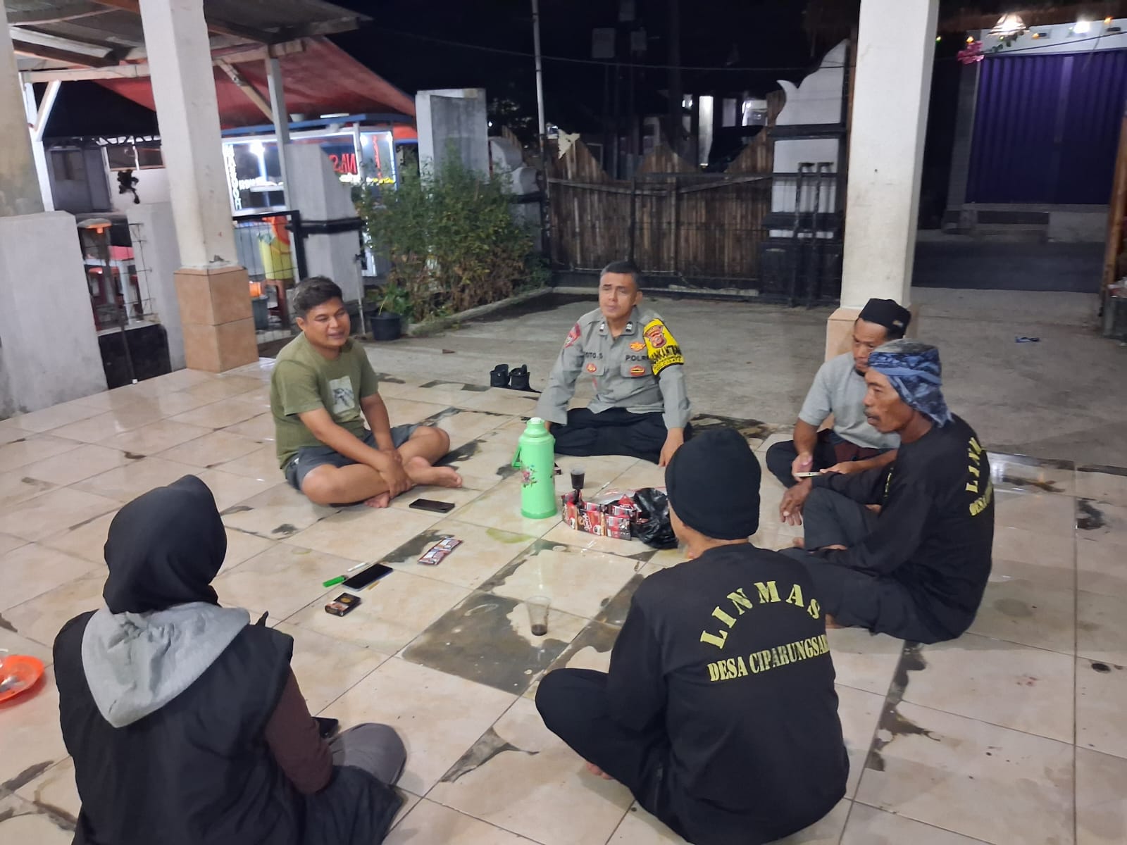 Perkuat Komunikasi di Wilayah Binaan, Bhabinkamtibmas Polsek Cibatu Guyub Bersama Warga