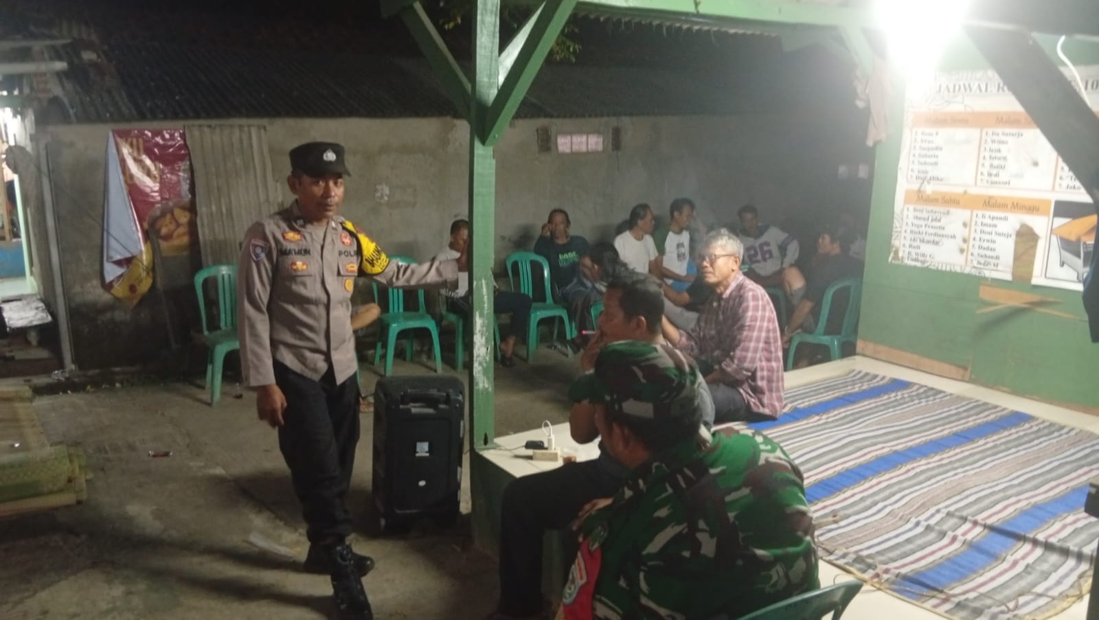 Dini Hari Sambangi Pos Ronda, Bhabinkamtibmas dan Babinsa Ajak Warga Perkuat Keamanan Lingkungan
