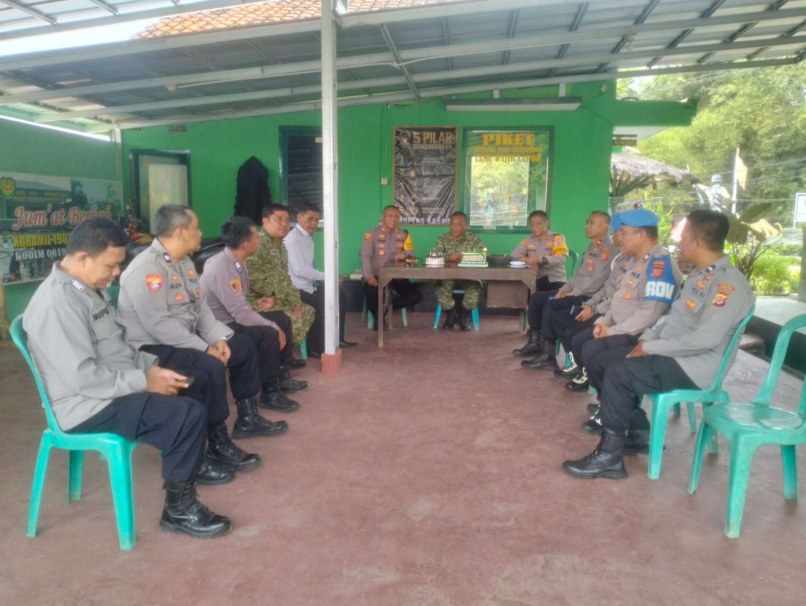 Kapolsek Darangdan dan Kapolsek Bojong Sambangi Koramil, Perkuat Sinergitas TNI-Polri