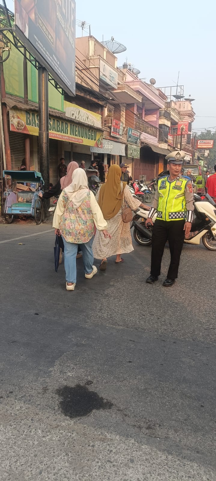 Lewat Gatur Lantas, Polsek Plered Pastikan Masyarakat Beraktivitas Dengan Rasa Aman