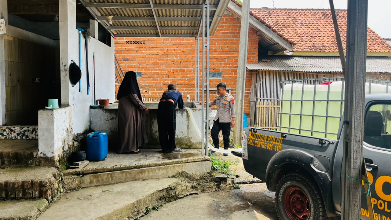 Polri Hadir Ditengah Kesulitan Masyarakat, Polsek Plered Bantu Warga Yang Kekurangan Air Bersih