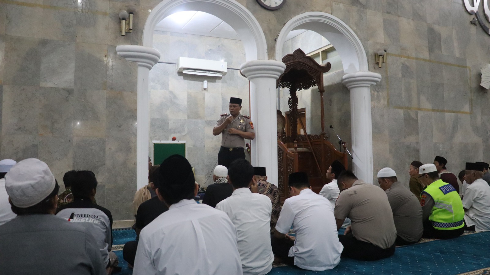 Subuh Keliling di Masjid Agung Baing Yusup, Wakapolres Purwakarta Dekatkan Diri dengan Masyarakat