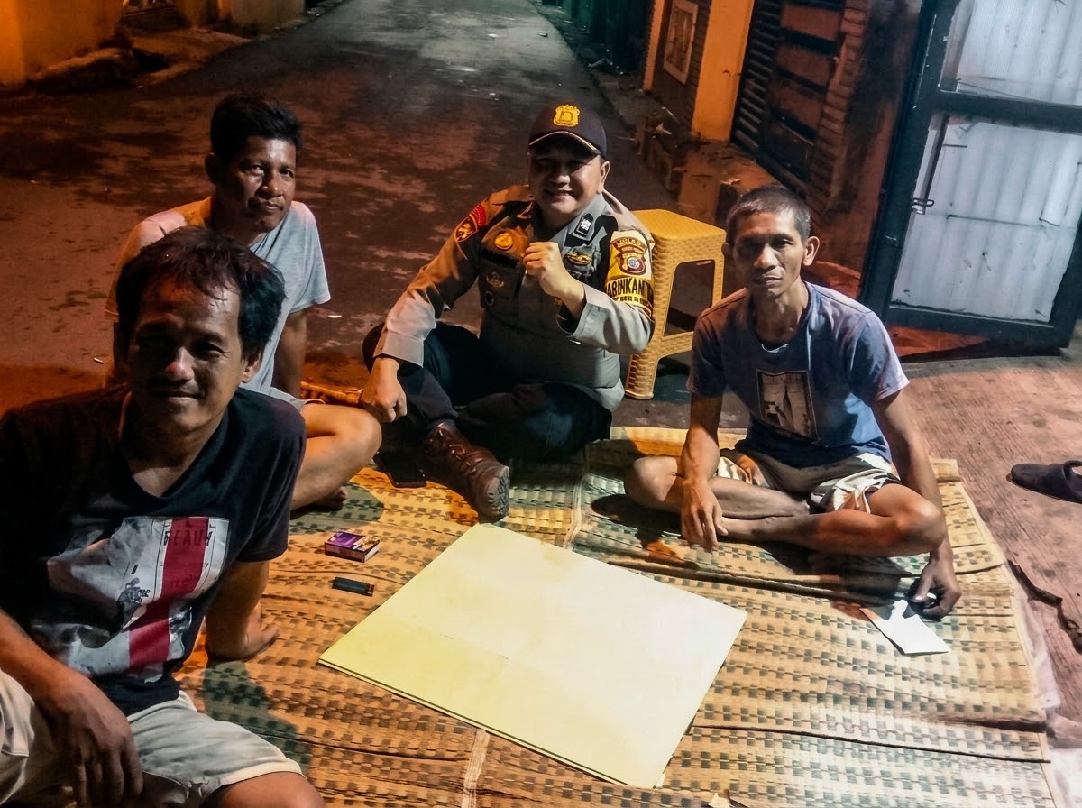 Pererat Silaturahmi dan Jaga Kamtibmas, Bhabinkamtibmas Sindangkasih Aiptu Hasanuddin Rutin Sambangi Warga