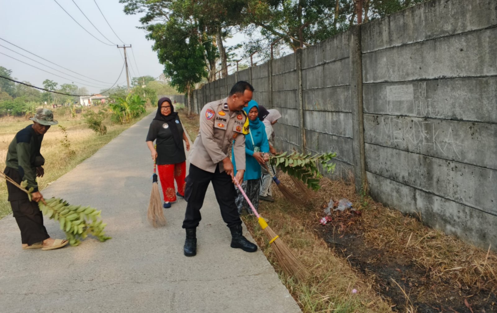 Ngosrek Bersama Muspika, Bhabinkamtibmas Polsek Cibatu Ajak Warga Jaga Kebersihan Lingkungan