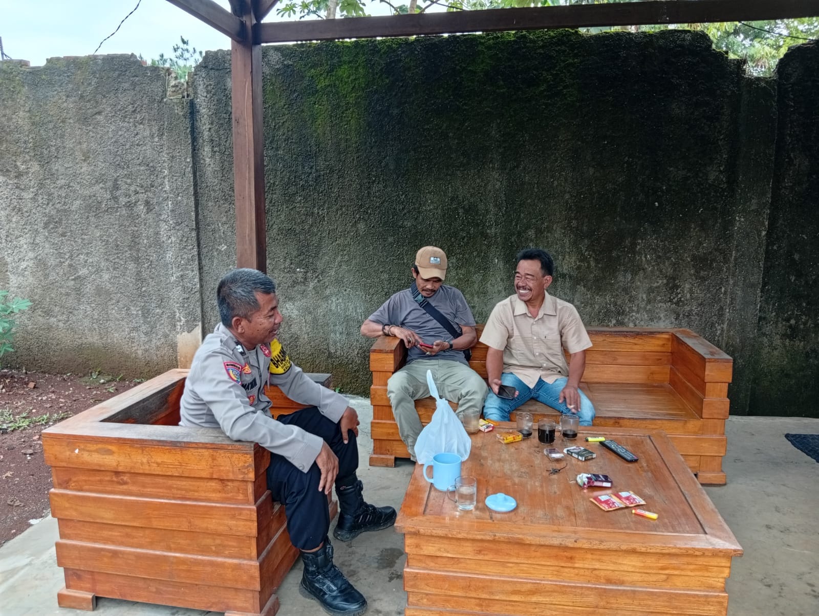 Sambangi Warga Cinangka, Bhabinkamtibmas Perkuat Harkamtibmas dan Cegah Curanmor