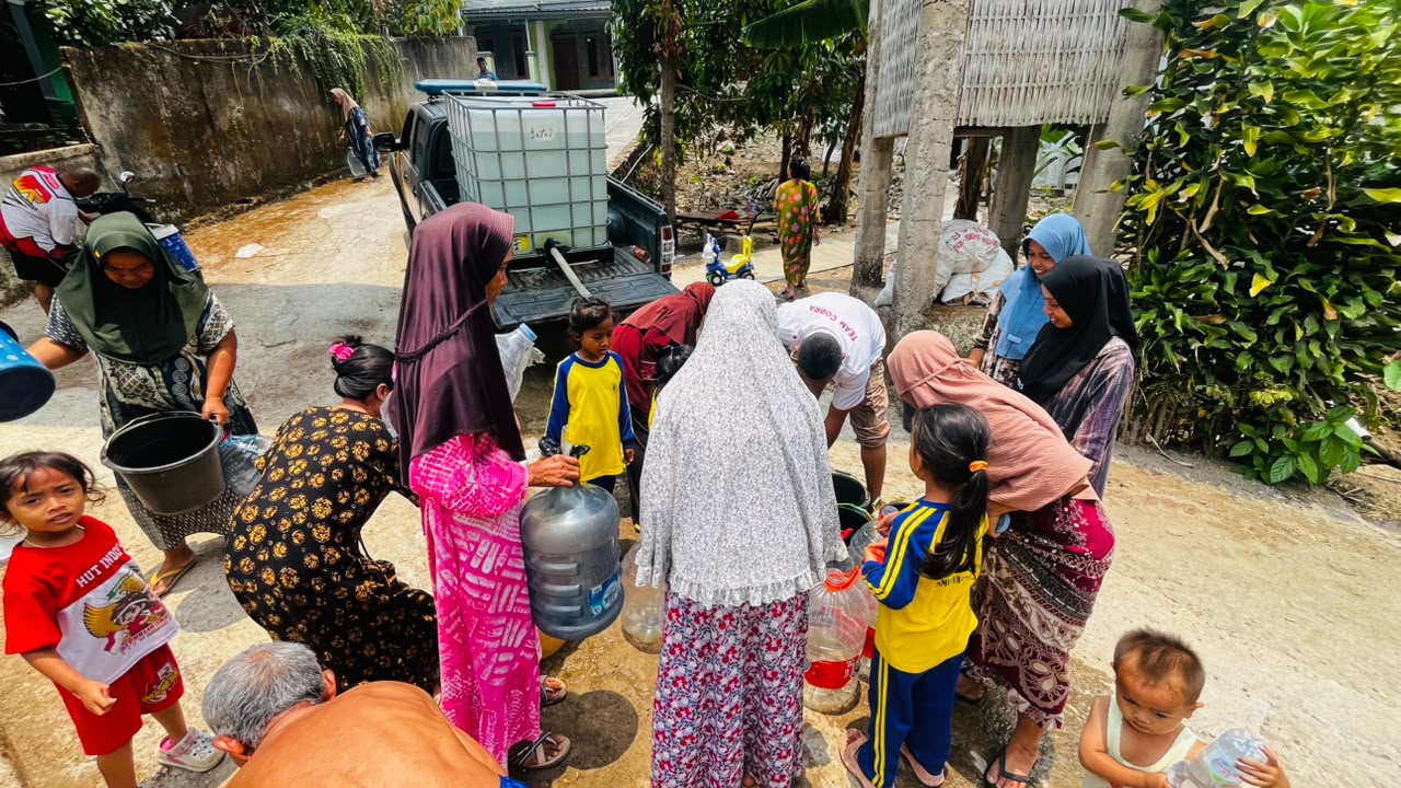 Polsek Plered Salurkan 1.000 liter Air Bersih untuk Warga